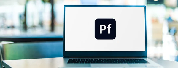 Poznan Pol Kasım 2020 Adobe Portföyünün Logosunu Gösteren Dizüstü Bilgisayar — Stok fotoğraf