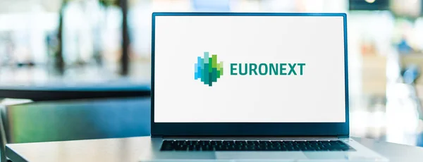 Poznan Pol 2020年11月12日 欧州最大の証券取引所であるEuronext ユーロネクストN のロゴが表示されたノートパソコン アムステルダム ブリュッセル ダブリン リスボン — ストック写真