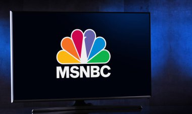POZNAN, POL - MAR 25, 2022: MSNBC 'nin logosunu gösteren düz ekran TV seti, New York merkezli Amerikan haber tabanlı bir televizyon kanalı.