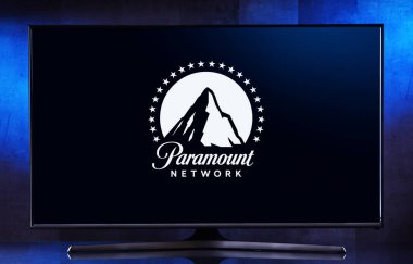 POZNAN, POL - MAR 25, 2022: MTV Entertainment Group 'a ait bir Amerikan temel kablolu televizyon kanalı olan Paramount Network' un logosunu gösteren düz ekran televizyon seti