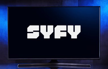 POZNAN, POL - MAR 25, 2022: Syfy 'nin logosunu gösteren düz ekran TV, Comcast' in NBCUniversal Television and Streaming Division 'a ait bir Amerikan kablo kanalı.