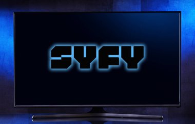 POZNAN, POL - MAR 25, 2022: Syfy 'nin logosunu gösteren düz ekran TV, Comcast' in NBCUniversal Television and Streaming Division 'a ait bir Amerikan kablo kanalı.