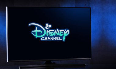 POZNAN, POL - MAR 25, 2022: Disney Channel 'ın logosunu gösteren düz ekran TV, Disney Markalı Televizyonun sahibi Disney Branded Television' ın ana malı olarak hizmet veren bir Amerikan ücretli televizyon kanalı.