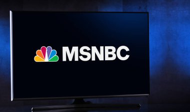 POZNAN, POL - MAR 25, 2022: MSNBC 'nin logosunu gösteren düz ekran TV seti, New York merkezli Amerikan haber tabanlı bir televizyon kanalı.