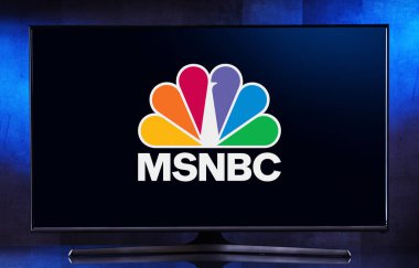 POZNAN, POL - MAR 25, 2022: MSNBC 'nin logosunu gösteren düz ekran TV seti, New York merkezli Amerikan haber tabanlı bir televizyon kanalı.