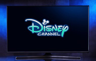 POZNAN, POL - MAR 25, 2022: Disney Channel 'ın logosunu gösteren düz ekran TV, Disney Markalı Televizyonun sahibi Disney Branded Television' ın ana malı olarak hizmet veren bir Amerikan ücretli televizyon kanalı.