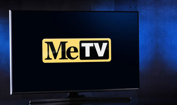 Poznan Pol 2022年3月25日 Weigel Broadcastingが所有するアメリカの放送テレビネットワークMetvのロゴを表示するフラットスクリーンテレビセット — ストック写真
