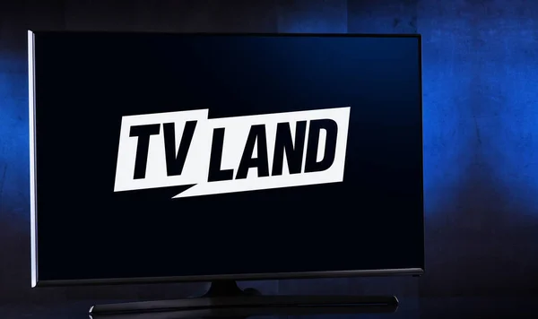 Poznan Pol 2022年3月25日 パラマウント グローバルがネットワーク部門を通じて所有するアメリカの有料テレビチャンネルであるTv Landのロゴを表示するフラットスクリーンテレビセット — ストック写真