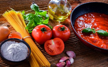 Kurutulmuş spagetti ve makarna karışımı..