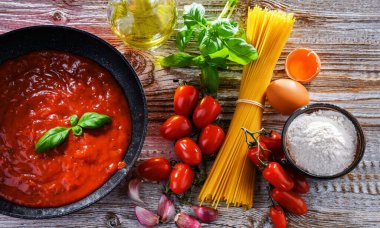 Kurutulmuş spagetti ve makarna karışımı..