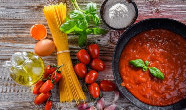 Kurutulmuş spagetti ve makarna karışımı..