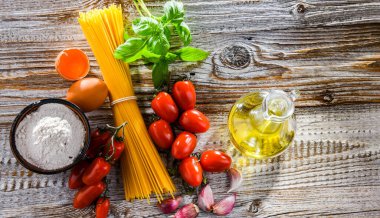 Kurutulmuş spagetti ve makarna karışımı..