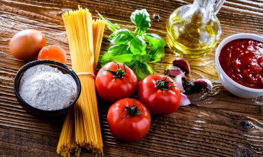 Kurutulmuş spagetti ve makarna karışımı..