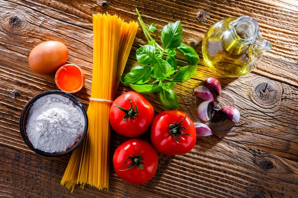 Sammansättning Med Torkad Spagetti Och Pasta Ingredienser — Stockfoto