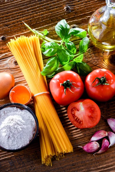 Sammansättning Med Torkad Spagetti Och Pasta Ingredienser — Stockfoto