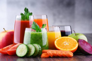 Taze organik sebze ve meyve sularıyla dolu bardaklar. Detoks diyeti