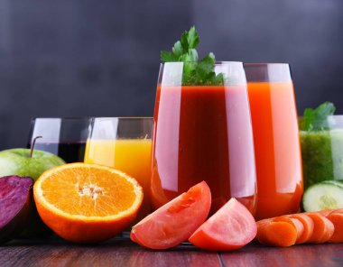 Taze organik sebze ve meyve sularıyla dolu bardaklar. Detoks diyeti