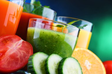 Taze organik sebze ve meyve sularıyla dolu bardaklar. Detoks diyeti