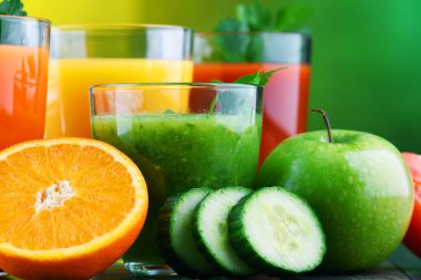 Taze organik sebze ve meyve sularıyla dolu bardaklar. Detoks diyeti