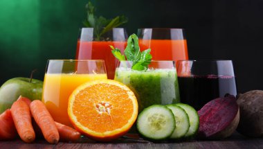 Taze organik sebze ve meyve sularıyla dolu bardaklar. Detoks diyeti