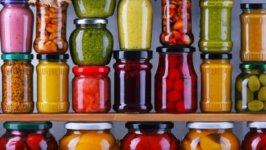 Çeşitli sebze turşulu kavanozlar ve meyveler. Yiyecek sakladım.