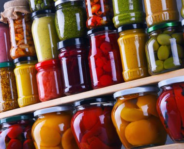 Çeşitli sebze turşulu kavanozlar ve meyveler. Yiyecek sakladım.