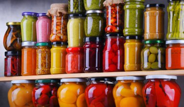 Çeşitli sebze turşulu kavanozlar ve meyveler. Yiyecek sakladım.