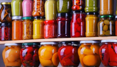 Çeşitli sebze turşulu kavanozlar ve meyveler. Yiyecek sakladım.