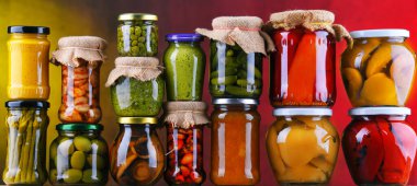 Çeşitli sebze turşulu kavanozlar ve meyveler. Yiyecek sakladım.