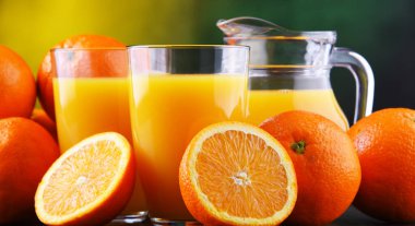 Taze sıkılmış portakal suyu ve meyve ile gözlük