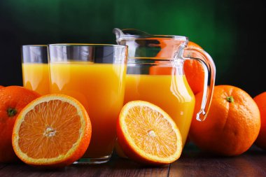 Taze sıkılmış portakal suyu ve meyve ile gözlük