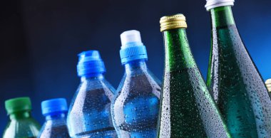 İçinde maden suyu bulunan farklı şişelerin bileşimi..