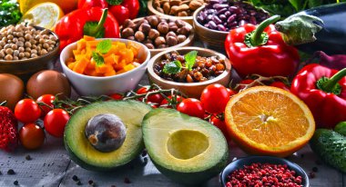 Ahşap mutfak masasında çeşitli organik gıda ürünleri.