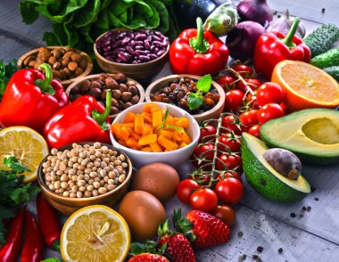 Ahşap mutfak masasında çeşitli organik gıda ürünleri.