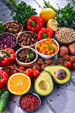 Ahşap mutfak masasında çeşitli organik gıda ürünleri.