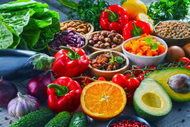 Ahşap mutfak masasında çeşitli organik gıda ürünleri.