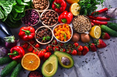 Ahşap mutfak masasında çeşitli organik gıda ürünleri.