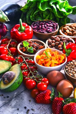 Ahşap mutfak masasında çeşitli organik gıda ürünleri.