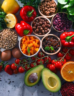 Ahşap mutfak masasında çeşitli organik gıda ürünleri.