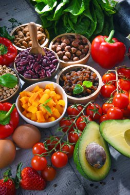 Ahşap mutfak masasında çeşitli organik gıda ürünleri.