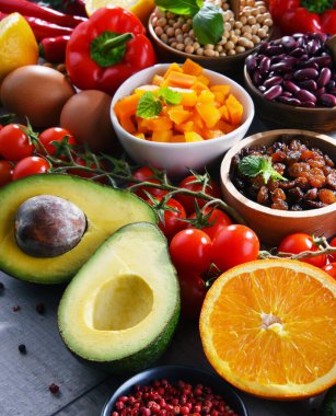 Ahşap mutfak masasında çeşitli organik gıda ürünleri.