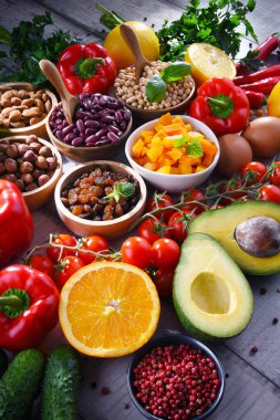 Ahşap mutfak masasında çeşitli organik gıda ürünleri.