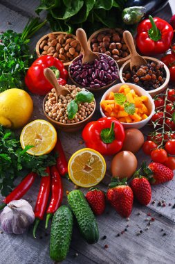 Ahşap mutfak masasında çeşitli organik gıda ürünleri.