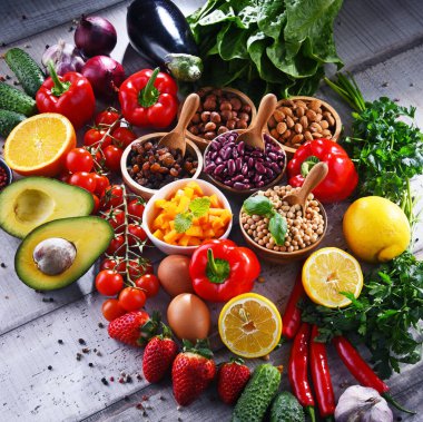 Ahşap mutfak masasında çeşitli organik gıda ürünleri.