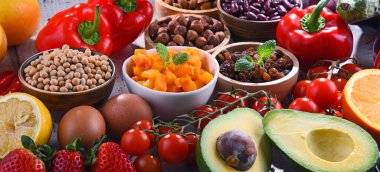 Ahşap mutfak masasında çeşitli organik gıda ürünleri.