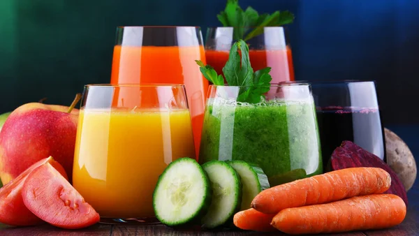 含有新鲜有机蔬菜和果汁的玻璃杯 排毒饮食 — 图库照片
