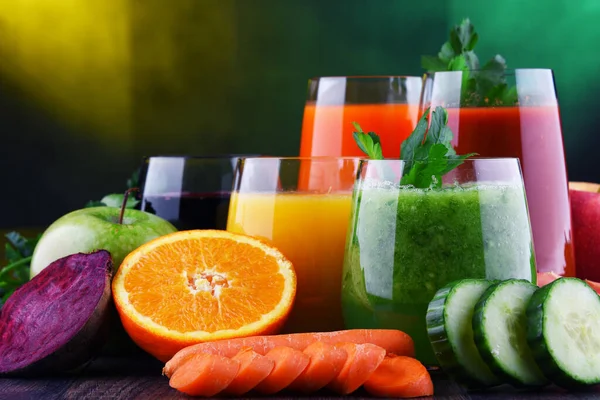 Ποτήρια Φρέσκα Βιολογικά Λαχανικά Και Χυμούς Φρούτων Διατροφή Αποτοξίνωσης — Φωτογραφία Αρχείου