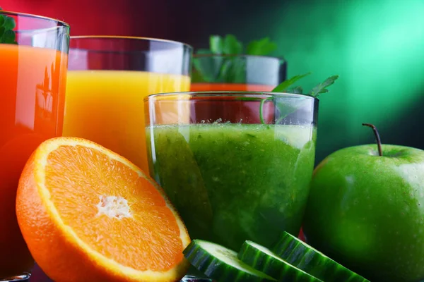 Sklenice Čerstvými Organickými Zeleninovými Ovocnými Šťávami Detoxikační Dieta — Stock fotografie