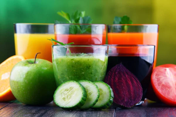 含有新鲜有机蔬菜和果汁的玻璃杯 排毒饮食 — 图库照片