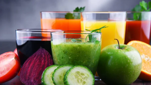 Óculos Com Vegetais Orgânicos Frescos Sucos Frutas Dieta Desintoxicação — Fotografia de Stock